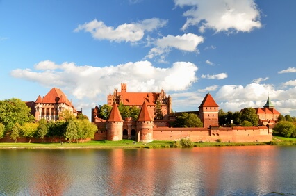 Polnische Flusslandschaft mit Burg